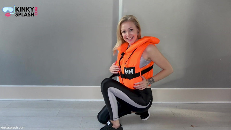UKCuteGirl Lucy Lauren: Asmr lifejacket fetisj bekentenis in glanzende legging