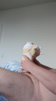 Malý penis si s ručníkem hraje