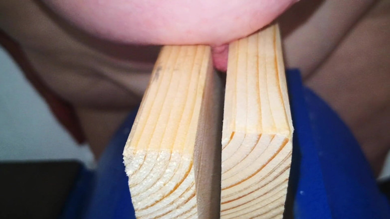 Bouncy Tits Action: Il capezzolo stringendo una morsa