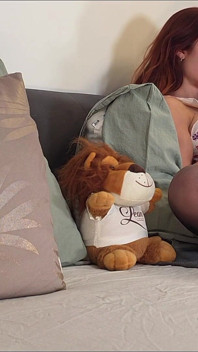 Niezwykle piękna gorąca oryginalna ruda żona w seksownej letniej sukience i koronkowych majtkach daje niesamowicie intensywną ręczną robotę