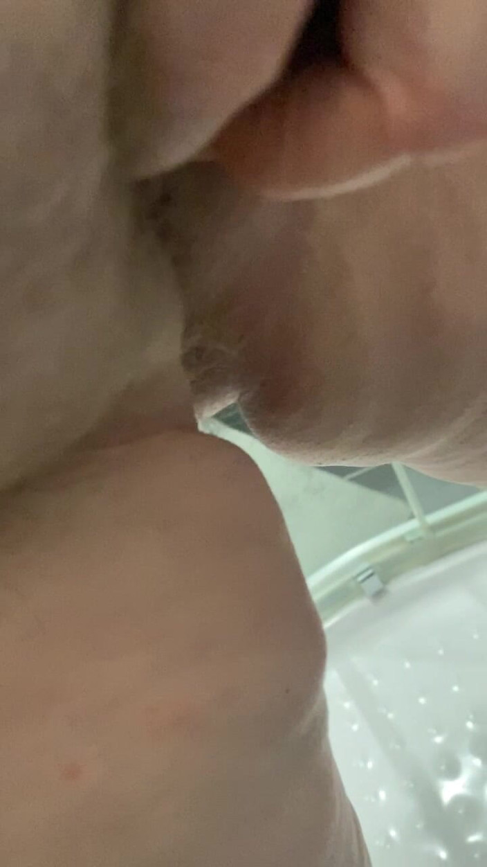 VikkiGeorgia: Pee in Shower