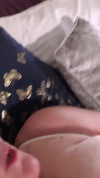 Ajudysxxx - büyük memeli olgun iri güzel ev sahibi Catherine kiracısını mastürbasyonunu izlerken yakalıyor