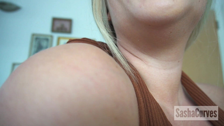 Sasha Curves: Vecina țâțoasă te zdrobește cu țâțele ei