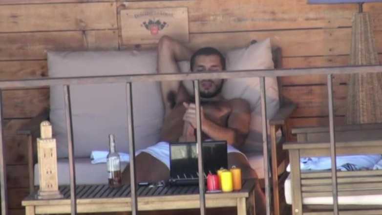 ARAB FUCKERS WITH HUGE COCKS: Esibizione fino alla sborra di una masturbazione araba etero