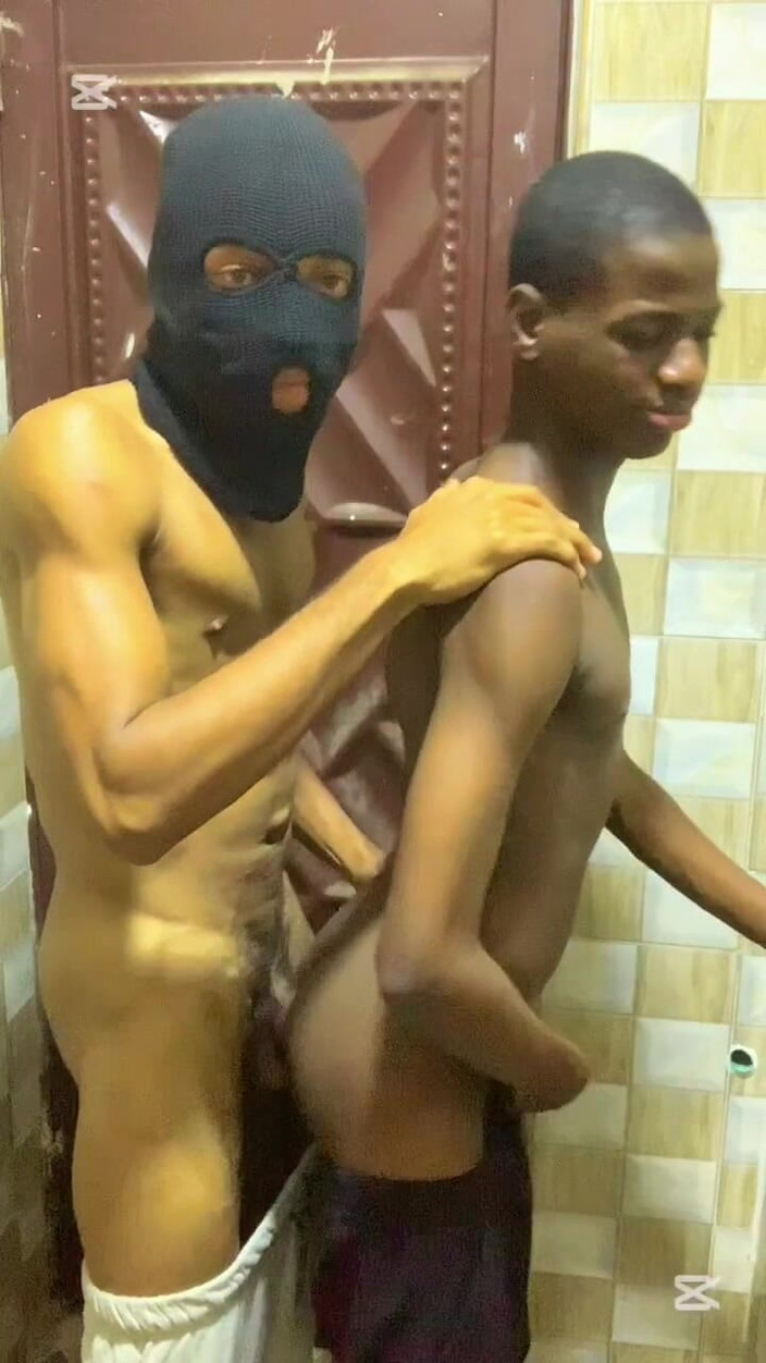 Big_brown: 부엌에서 똑바른 친구에게 따먹히는 뜻밖의 즐거운 시간