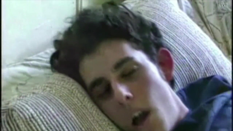 GAY VINTAGE PORN: Con cu to thẳng bị một người đồng tính bú