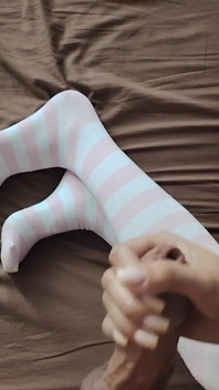 Meia-irmã gentil com uma roupa sexy masturba meu pau com uma ejaculação suculenta