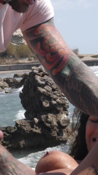 Verdomde Latina op het strand