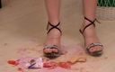 Foot Girls: Menghancurkan kue dengan sepatu hak tinggi