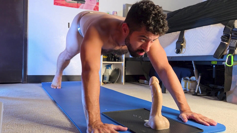 Ricky Cage: Piscio e push-up