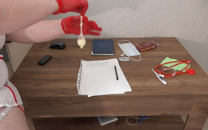 Milf Big Tits: 仕事用カメラは、曲線美の看護師が診療所で何をしているのかを監視しています。大きなお尻を持つ巨乳熟女。