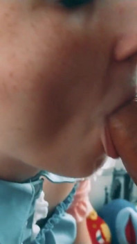 我操了一个穿着裙子和丝袜的可爱女仆