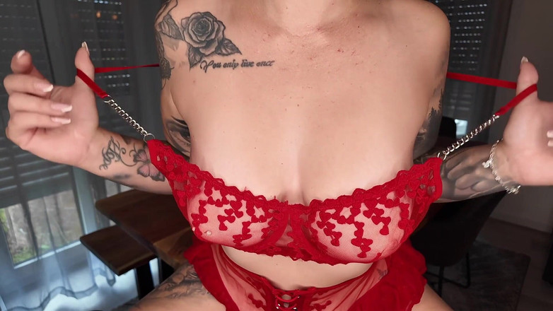 Nina Devil: Jag frestar dig i sexiga röda underkläder i min matsal!
