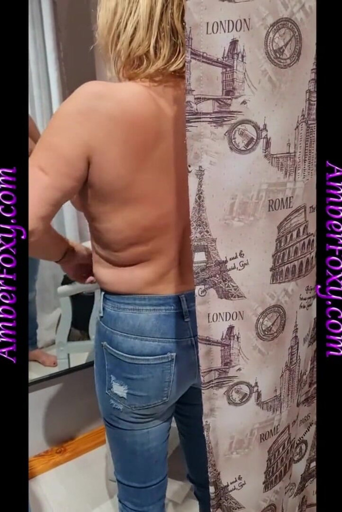 Amber Foxy: Sexy milf che prova più outfit nello spogliatoio