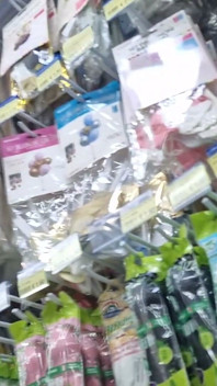 气球商店之旅欣赏巨大的气球，闪亮的乳胶和感官挑逗