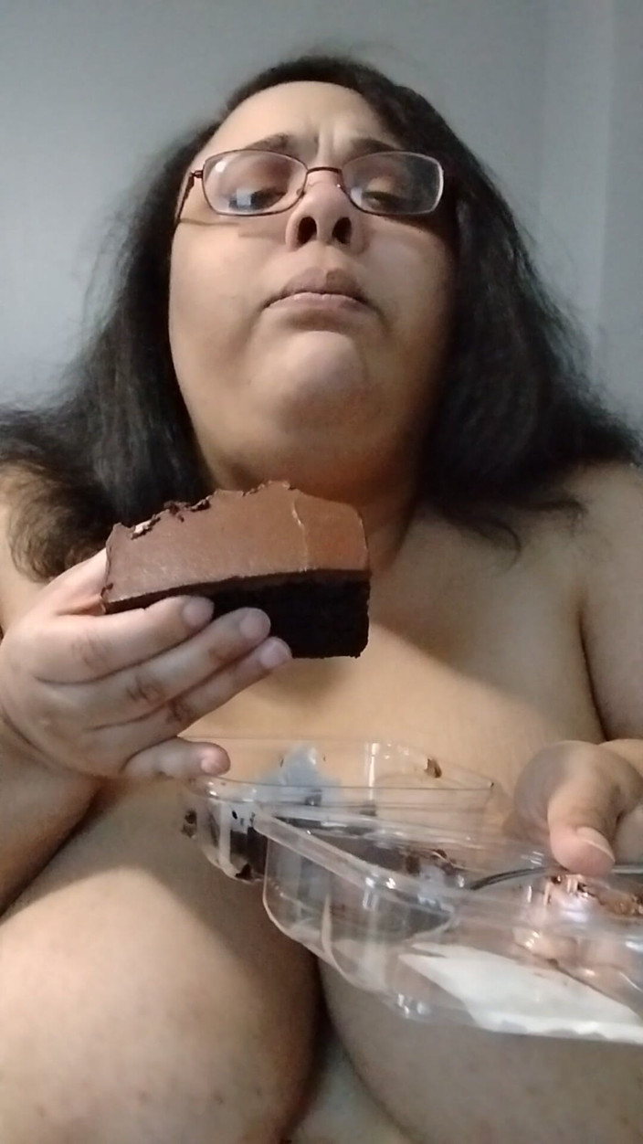 Jessica pigslut: Enchendo meu rosto com bolo de chocolate