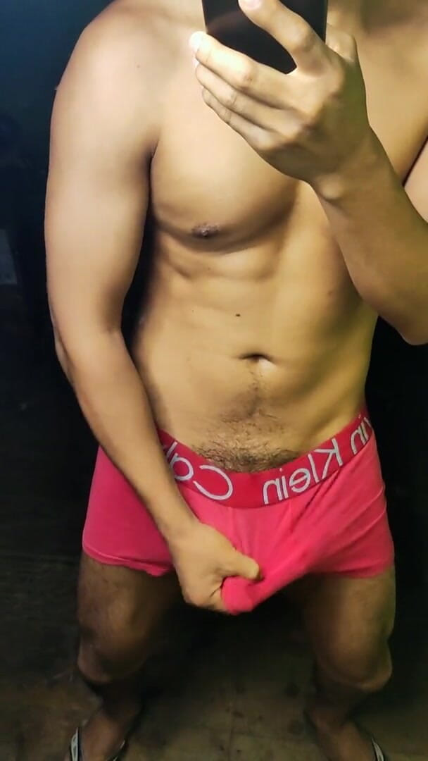 Hornyboy2058: Tôi gửi cho anh ấy một bức ảnh về một cái mông...
