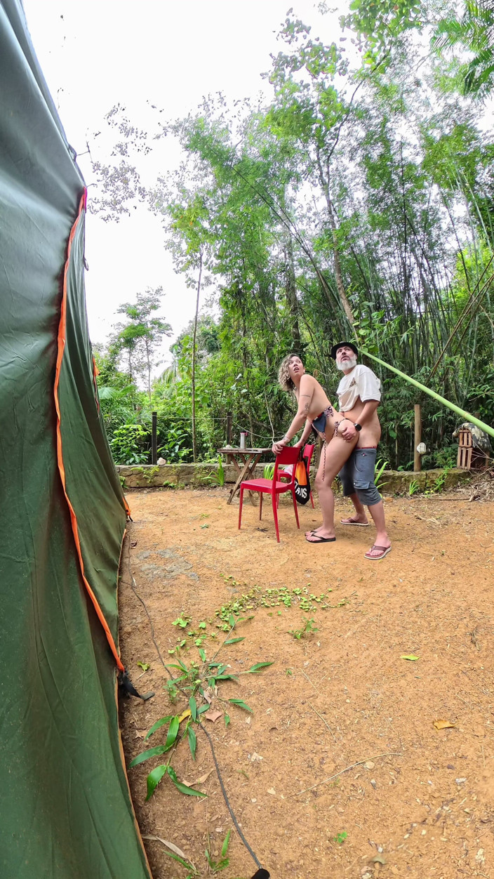 Victor SweetCoupleStories: Orang asing berhubungan seks di perkemahan umum.