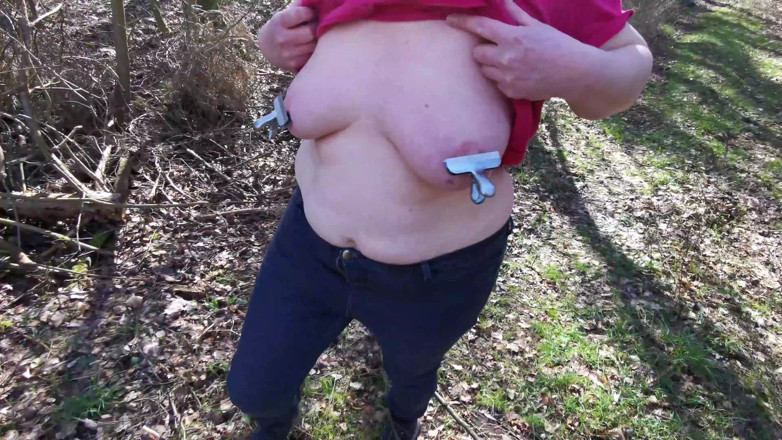 Bouncy Tits Action: Abofetear sus tetas y pinzas en los pezones