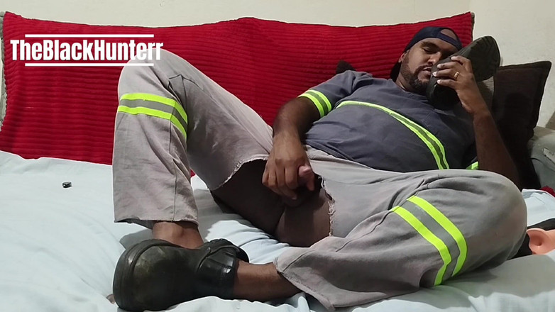 TheBlacKHunterr: Allein zu Hause, masturbiert und kommt im Stiefel mit