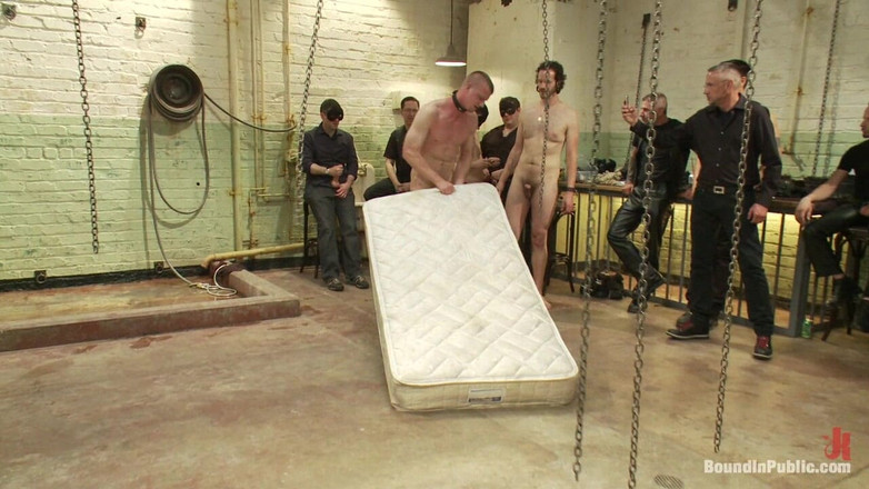 Bound in public: 大壮男在屠宰场被干菊花