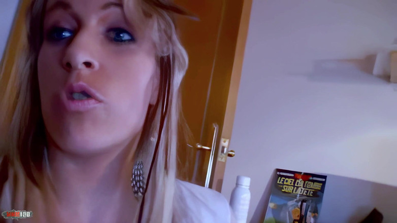 MMM100: Tigra：与美丽的金发熟女tigra的法语快速小采访