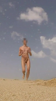 Необрізаний нудист працює з стояком на державному пляжі