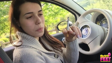 Smokin Fetish: Sexy teenagerka kouří v autě