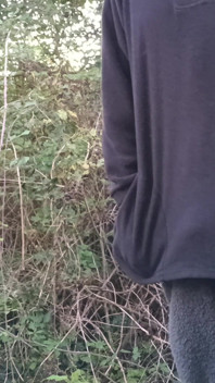 Kreunend spuitend cumshot aftrekkend in het bos met Onesie