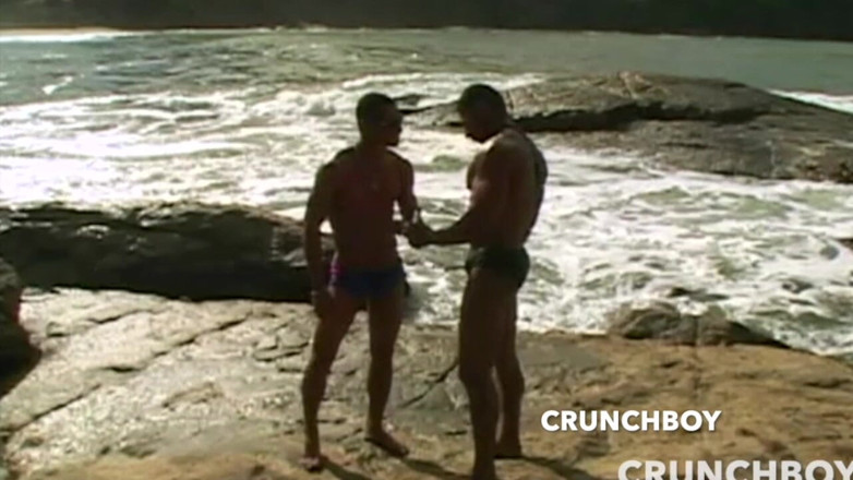 Bareback porn with straight boy: セクシーなラテン系の少年二人がビーチで裸で遊びを楽しむエキシブ