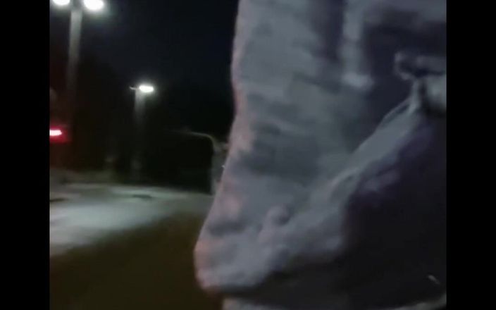 kinkygaynudist: Nahá procházka (čůrák ven)