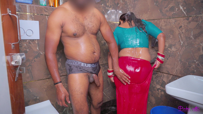 pinki_cute: Depois de Suhagrat - recém-casada Pinki Bhabhi tirando saree no banheiro,...