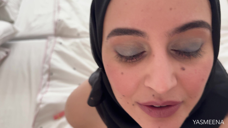 Yasmeena Ali: Hijabi pide leche