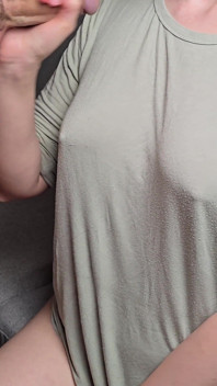 Aftrekken met uitzicht op mijn stuiterende borsten en enorm sperma op kleding!