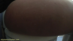 SophiaSmithUK: Panna Smith Nips na górze dla siusiu w en suite