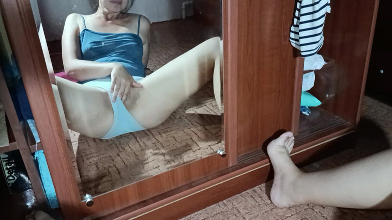 OniSoi: 거울 앞에서 클리토리스를 애원하고 자위하는 아시아 여자