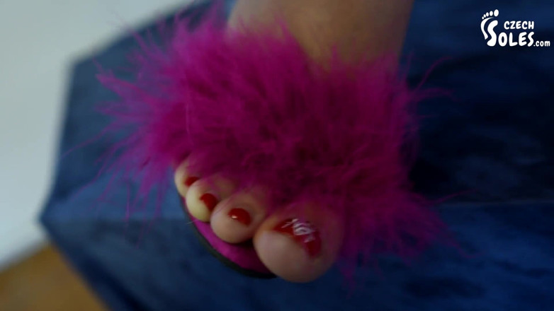 Czech Soles - foot fetish content: Злі ноги і високі підбори принцеси поклоняються, відео від першої особи