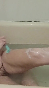 Isteri blonde bercukur di dalam tab mandi