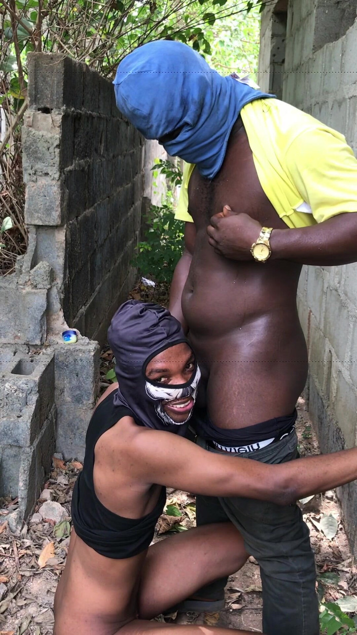 Sexylary: Grande papà e ragazzo scopano all'aperto