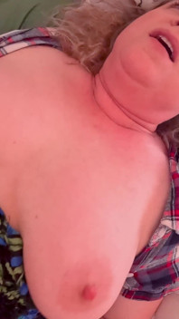 Madrasta do melhor amigo deixa ele tentar sexo com uma milf