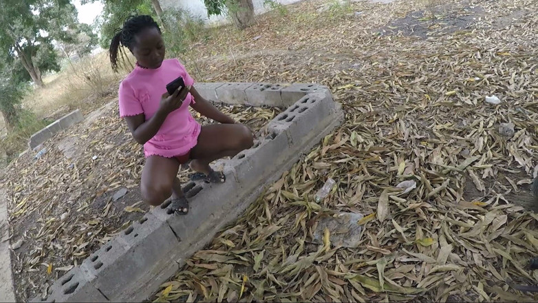 Black African 007: Ukazovala mi okolí, zatímco jsme si povídali