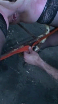 Une Blonde Attachée Se Soumet À Un Trio BDSM Intense