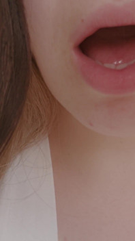 นมโตเมียช่วยตัวเองยามค่ำในชุดคลุมอาบน้ำ