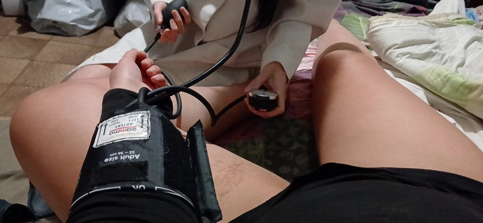 Lesbian-candys: Suster seksi rambut cokelat ini menyembuhkan kami dengan orgasme