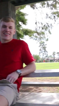 Armăsarul blond Kane Bryant îi masturbează pula
