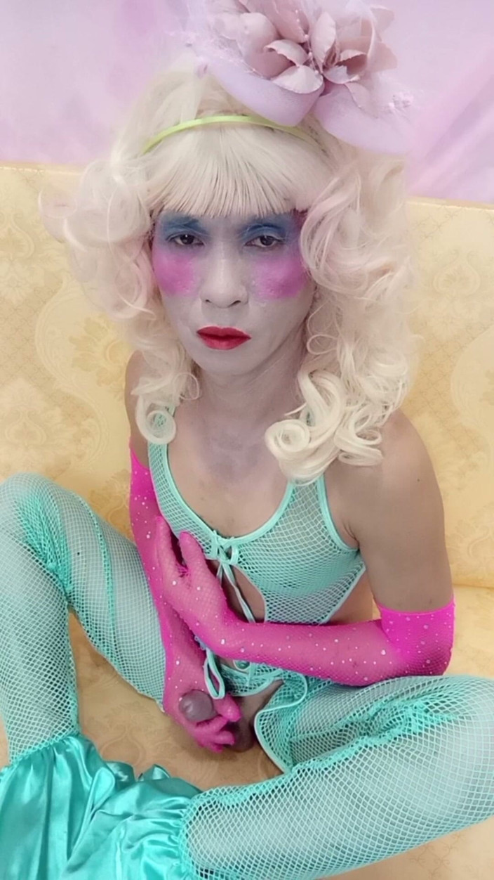 nguyen dang thien tri: 인공 캔을 가지고 노는 섹시한 옷을 입은 Oanh Le Transgender