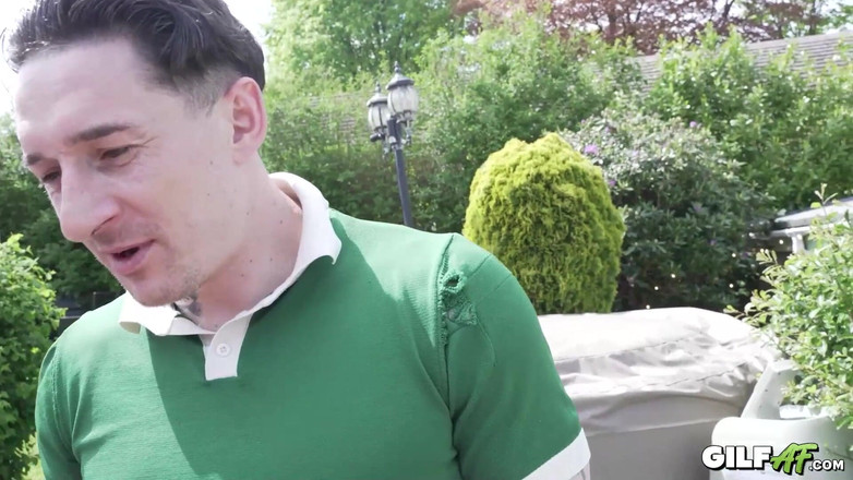 Gilf AF: 低性恋社会人士 - GILF Francesca Kitten