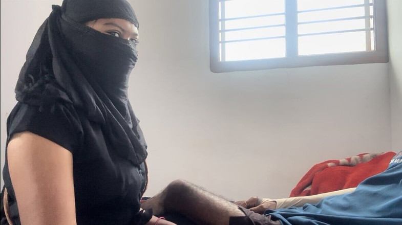 Mary V: Awek Muslim Tamil mengongkek pelanggan dan blowjobnya