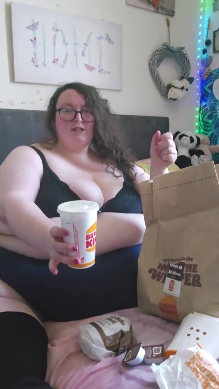SSBBWLadyBrads: Ssbbw 汉堡餐填充和聊天 第 1 部分