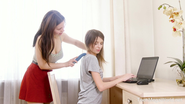 Teen Mega World: Brünette, dildo und ein Laptop